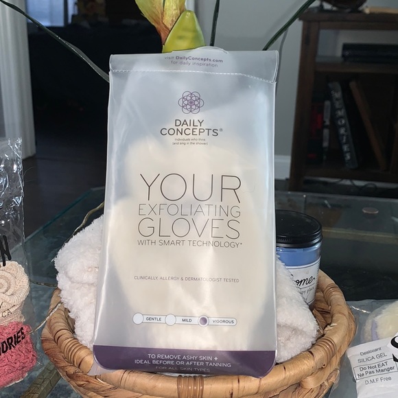 New | Daily concepts exfoliating gloves. - Picture 2 of 3